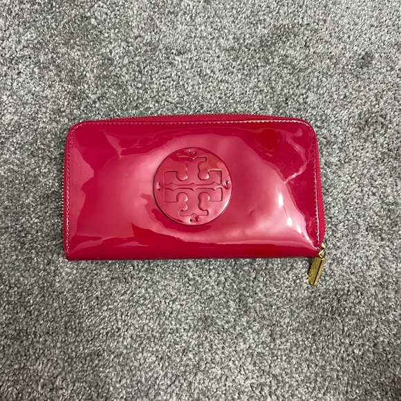 Tory Burch Handbags - Tory Burch patten leather continental wallet